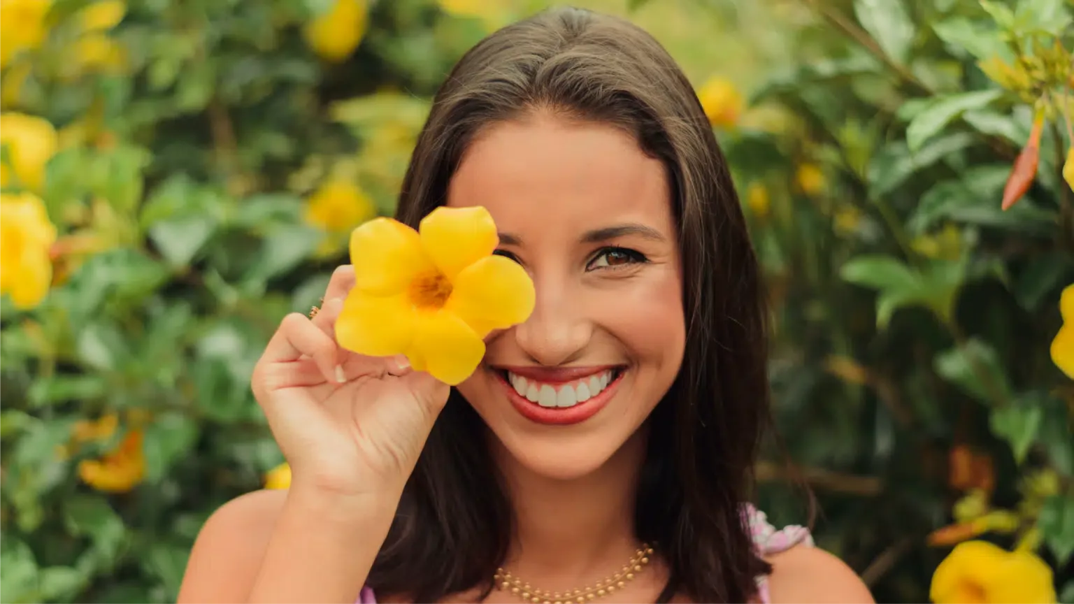 Paciente sorrindo ao ar livre